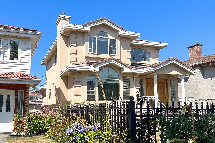 2083 E 53rd Avenue Vancouver, BC - 1