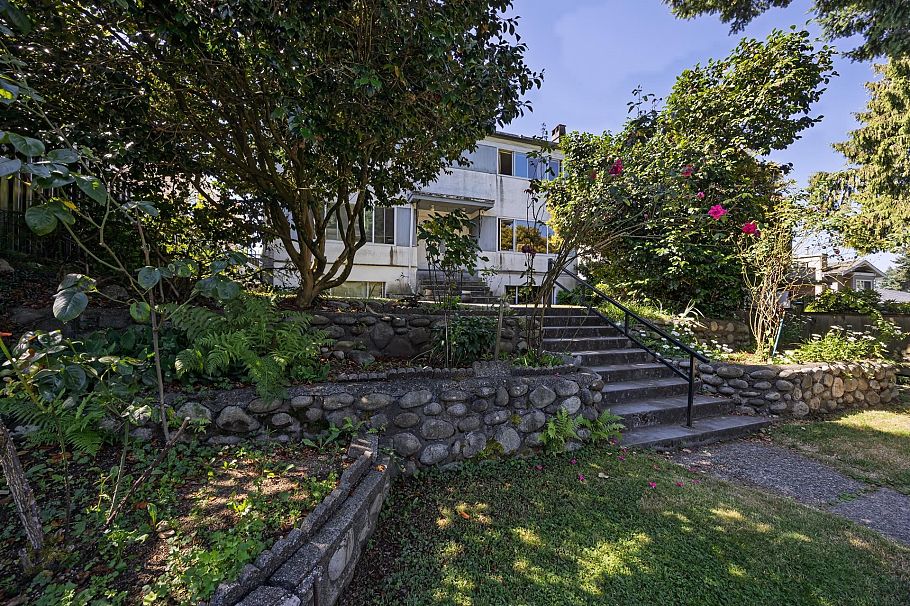 227-229 W 19th Street North Vancouver, BC - 23