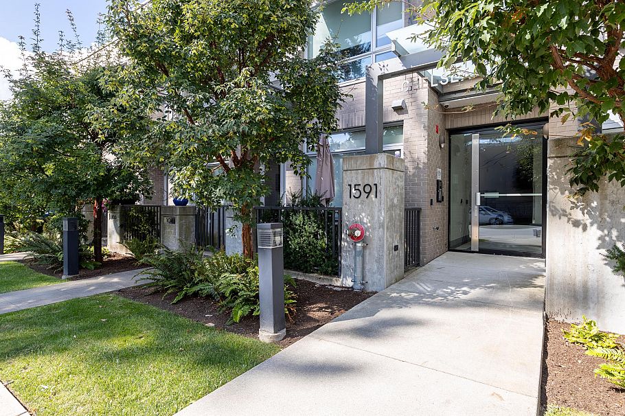 205 1591 Bowser Avenue North Vancouver, BC - 1