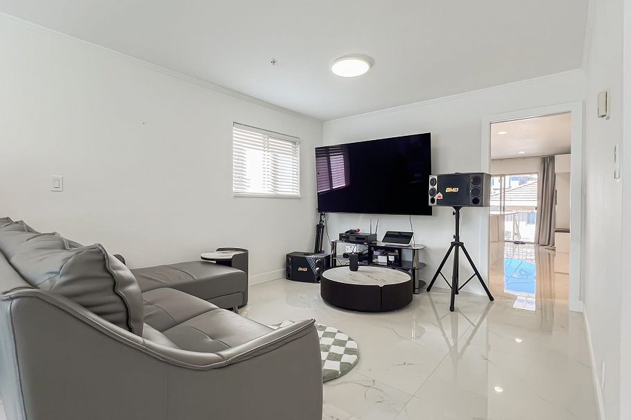 2083 E 53rd Avenue Vancouver, BC - 7