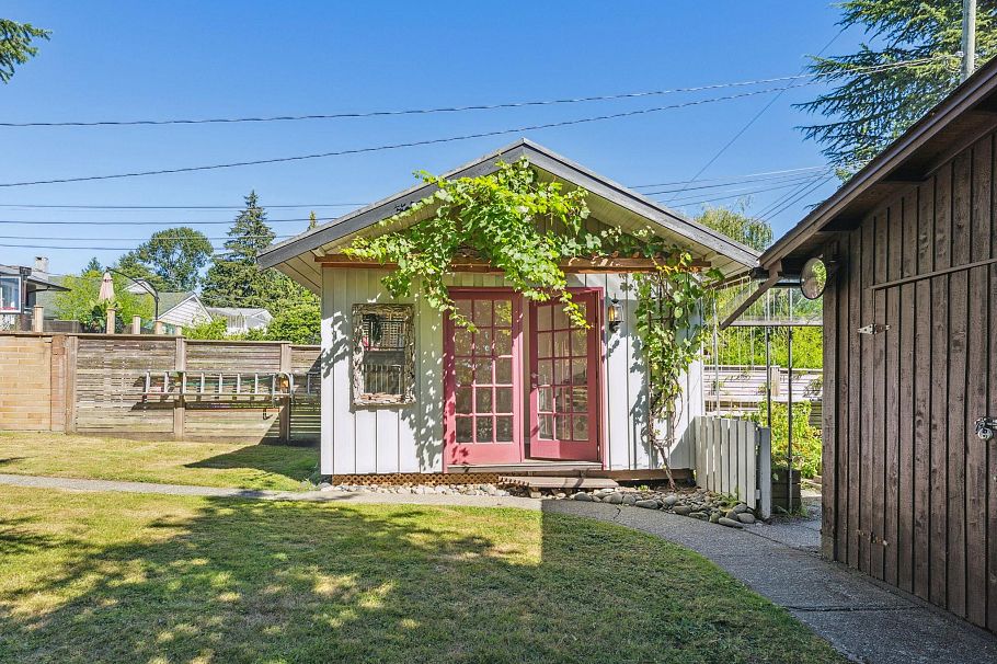 865 E 12th Street North Vancouver, BC - 27