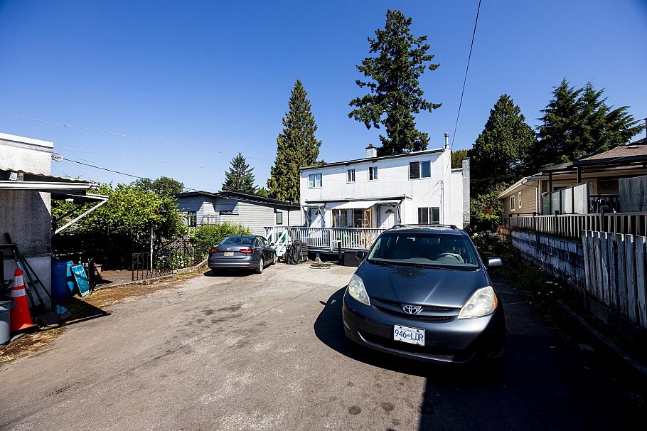 227-229 W 19th Street North Vancouver, BC - 25
