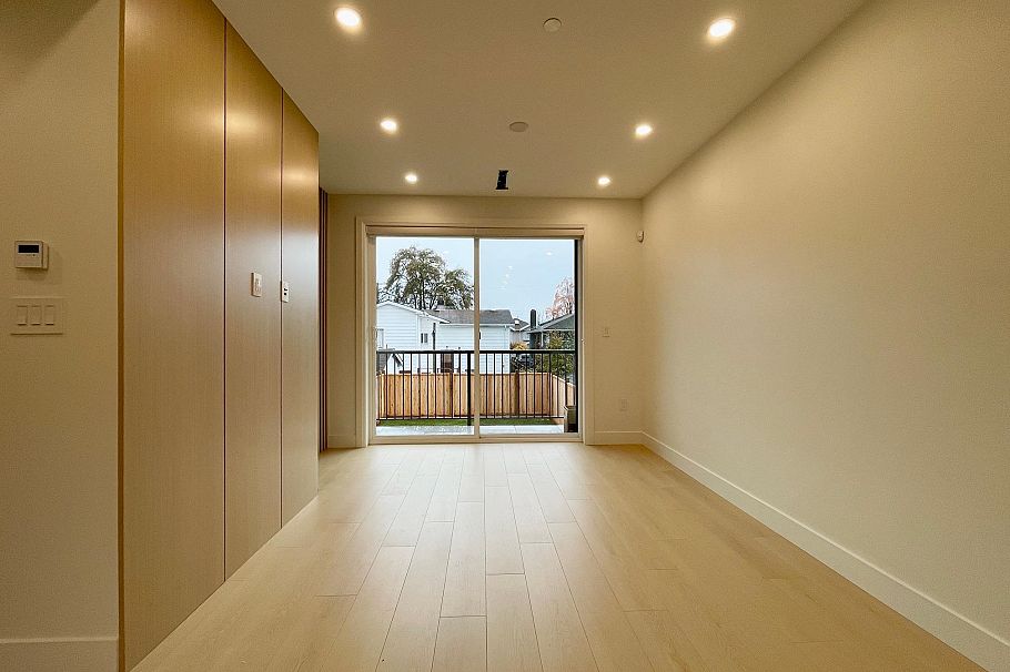 162 E 43rd Avenue Vancouver, BC - 5