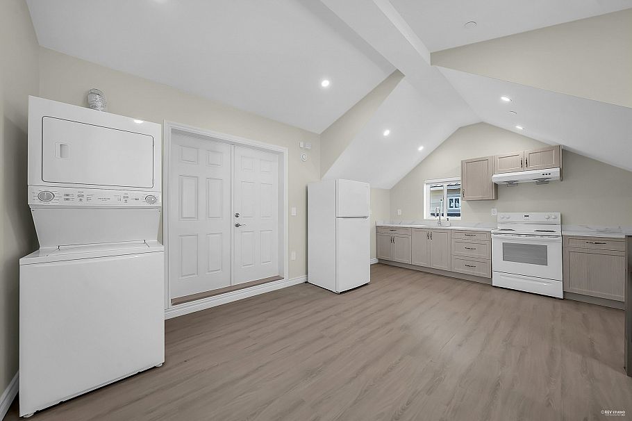 2936 E 2nd Avenue Vancouver, BC - 32