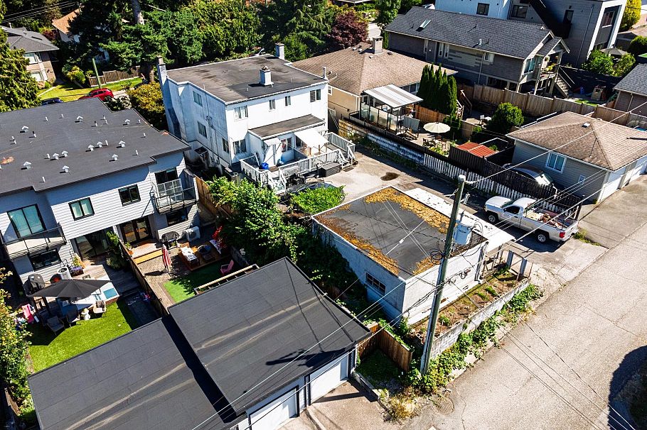 227-229 W 19th Street North Vancouver, BC - 12