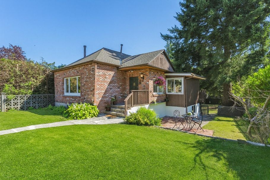 865 E 12th Street North Vancouver, BC - 1