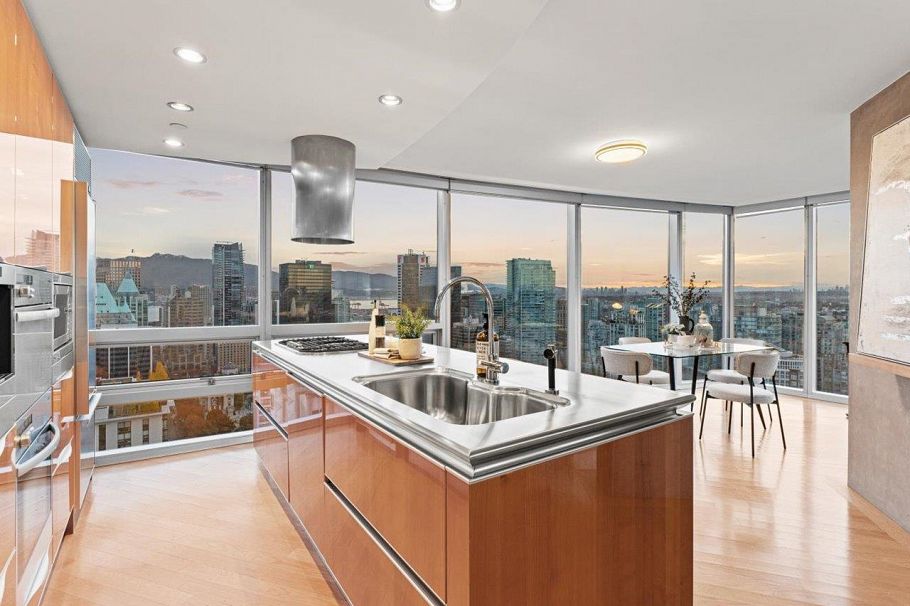 3204 938 Nelson Street Vancouver, BC - 2