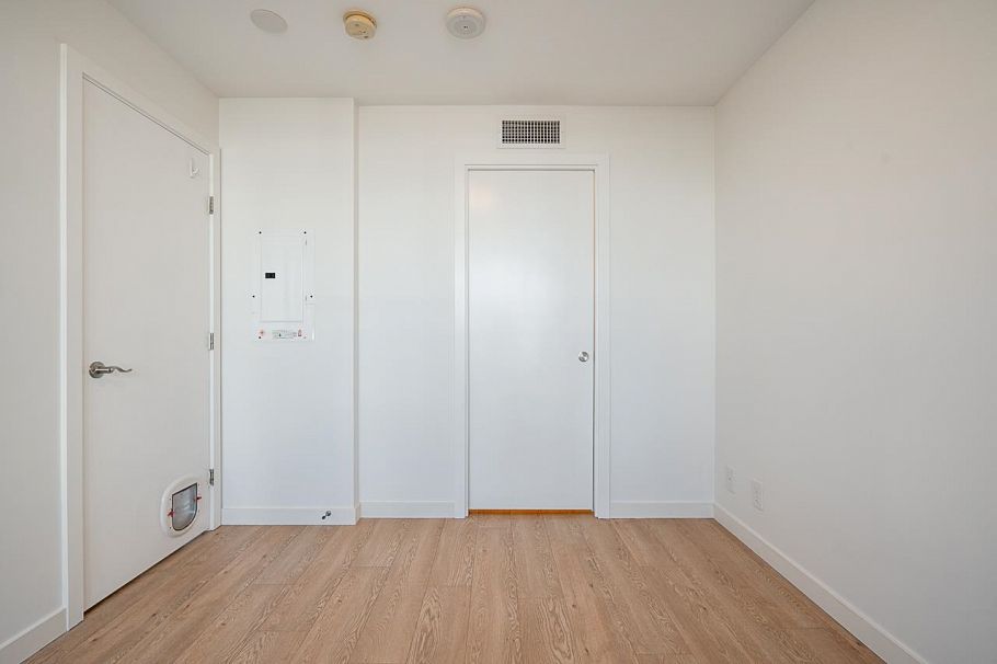 306 125 E 14th Street Vancouver, BC - 9