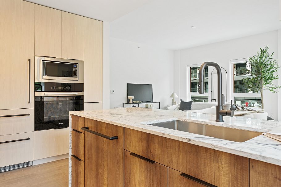 201 3590 W 39th Avenue Vancouver, BC - 5