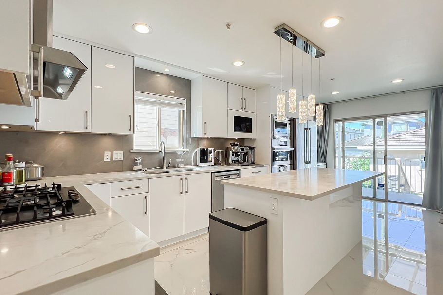 2083 E 53rd Avenue Vancouver, BC - 4