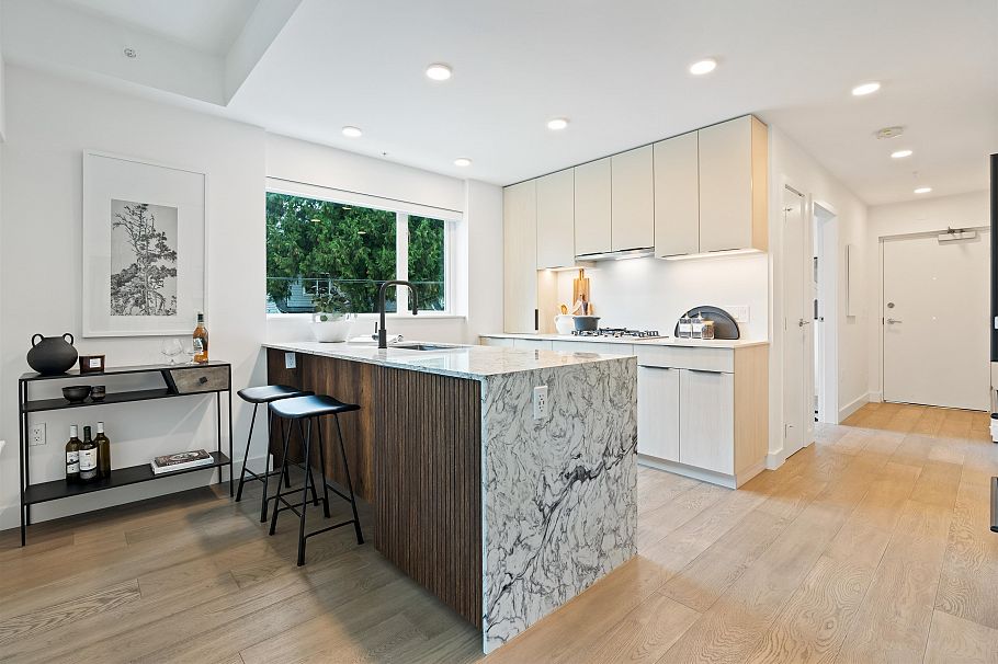 201 3590 W 39th Avenue Vancouver, BC - 1