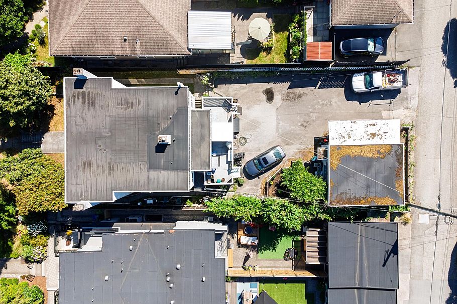 227-229 W 19th Street North Vancouver, BC - 14