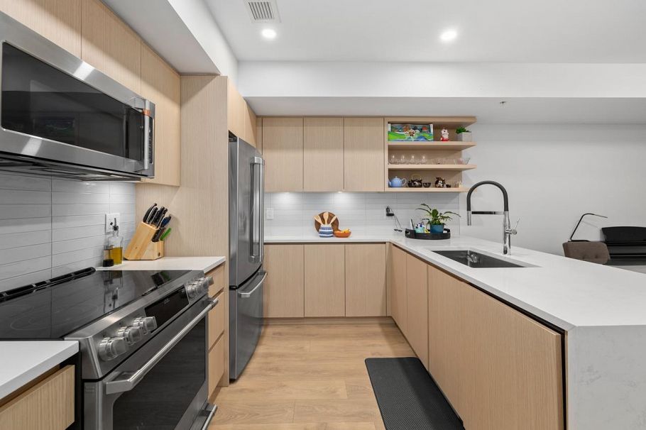 3 752 E 3rd Street North Vancouver, BC - 2