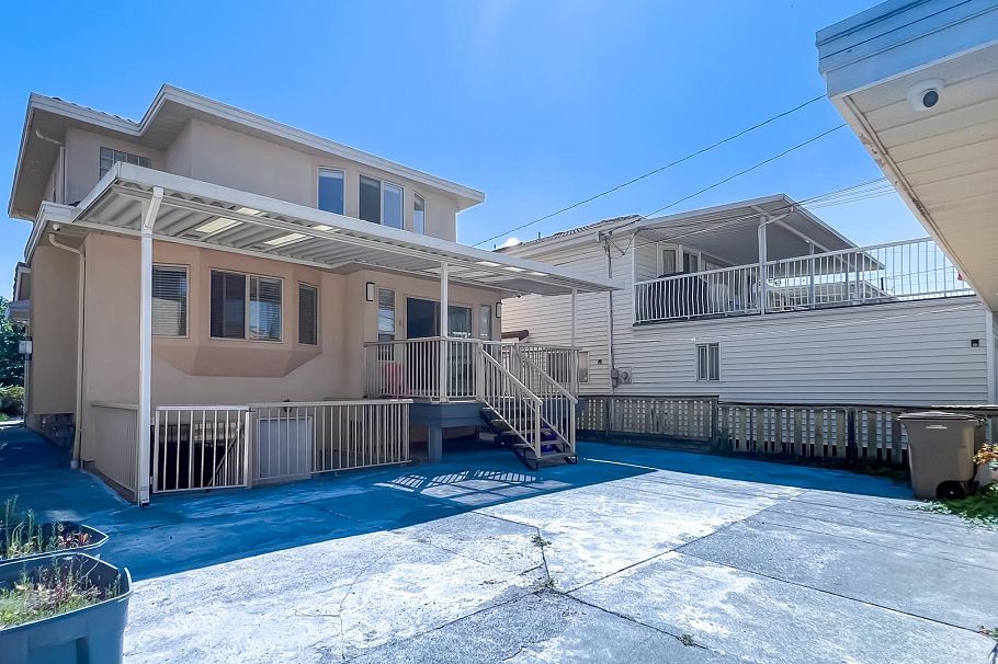 2083 E 53rd Avenue Vancouver, BC - 35