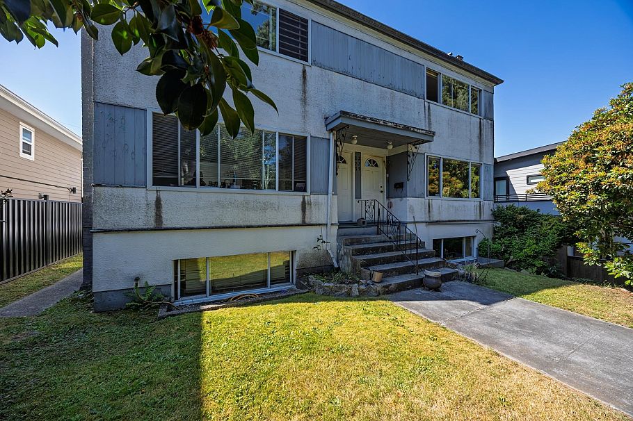 227-229 W 19th Street North Vancouver, BC - 3