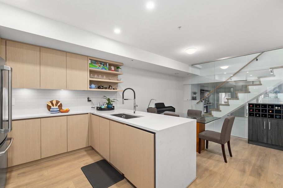 3 752 E 3rd Street North Vancouver, BC - 3