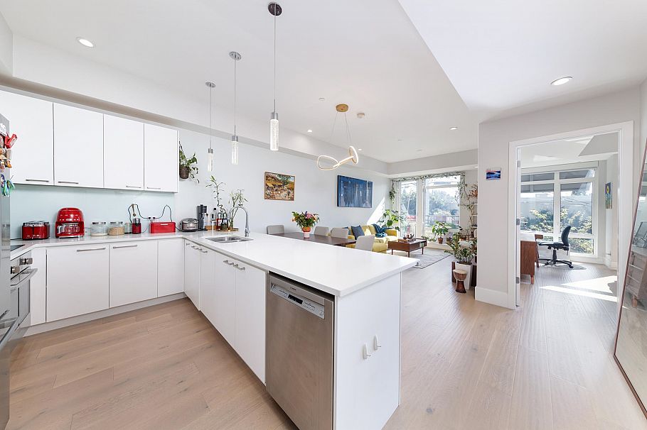 205 1591 Bowser Avenue North Vancouver, BC - 4