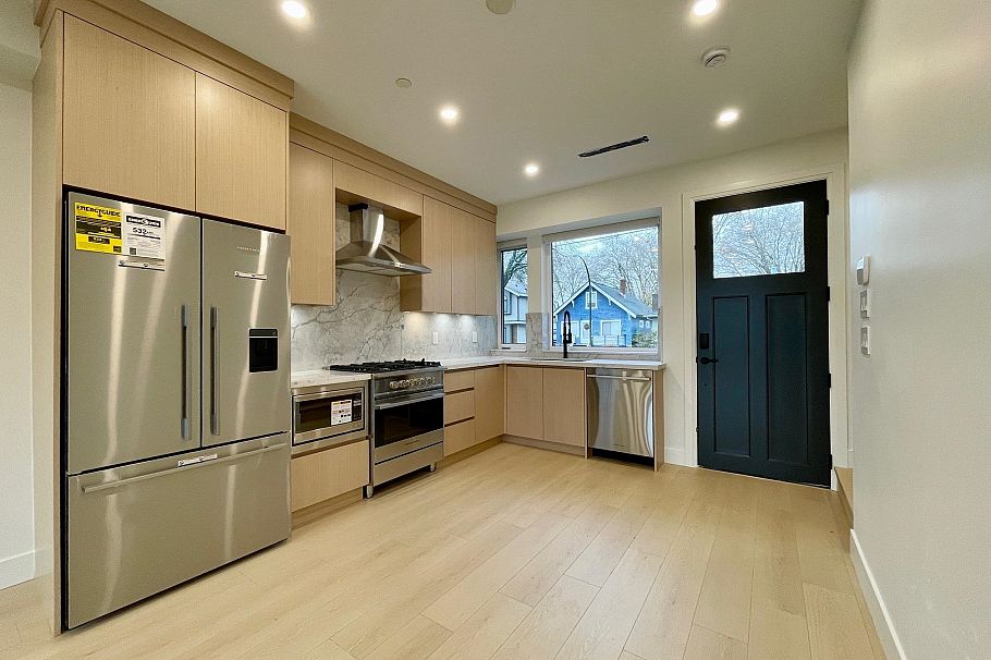 162 E 43rd Avenue Vancouver, BC - 2