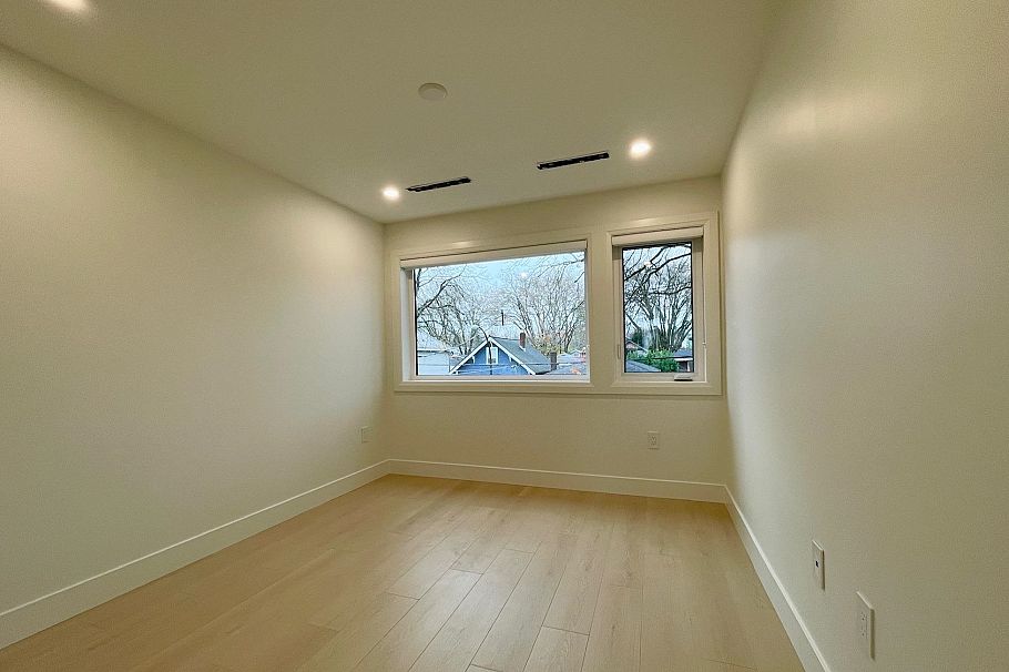 162 E 43rd Avenue Vancouver, BC - 7