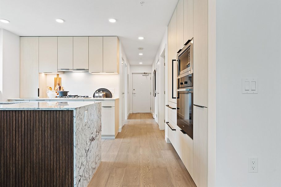 201 3590 W 39th Avenue Vancouver, BC - 2