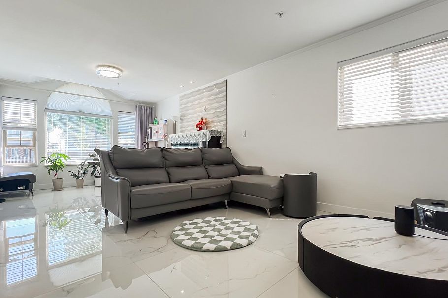 2083 E 53rd Avenue Vancouver, BC - 8