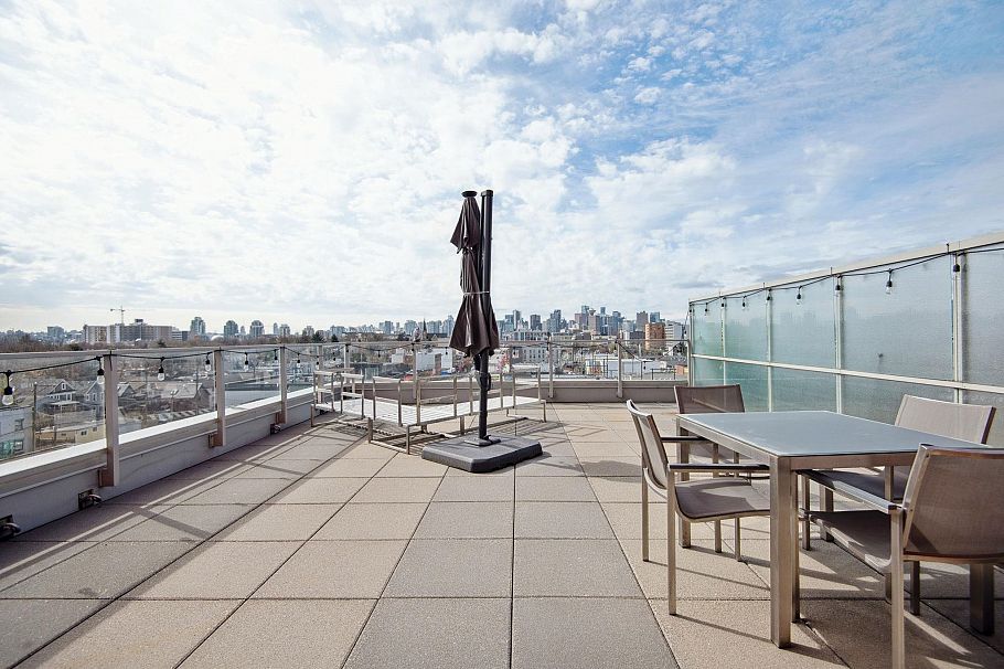 808 933 E Hastings Street Vancouver, BC - 2