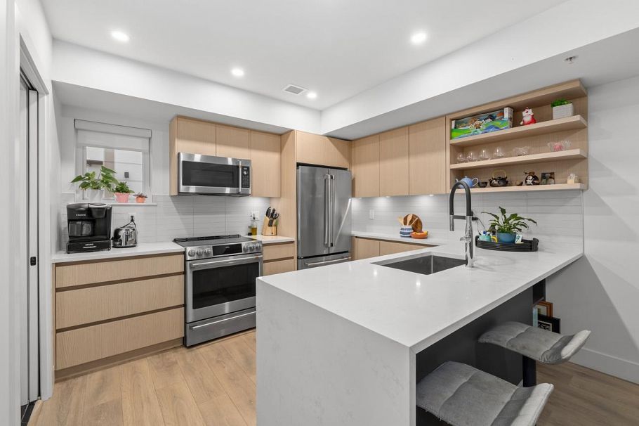 3 752 E 3rd Street North Vancouver, BC - 1