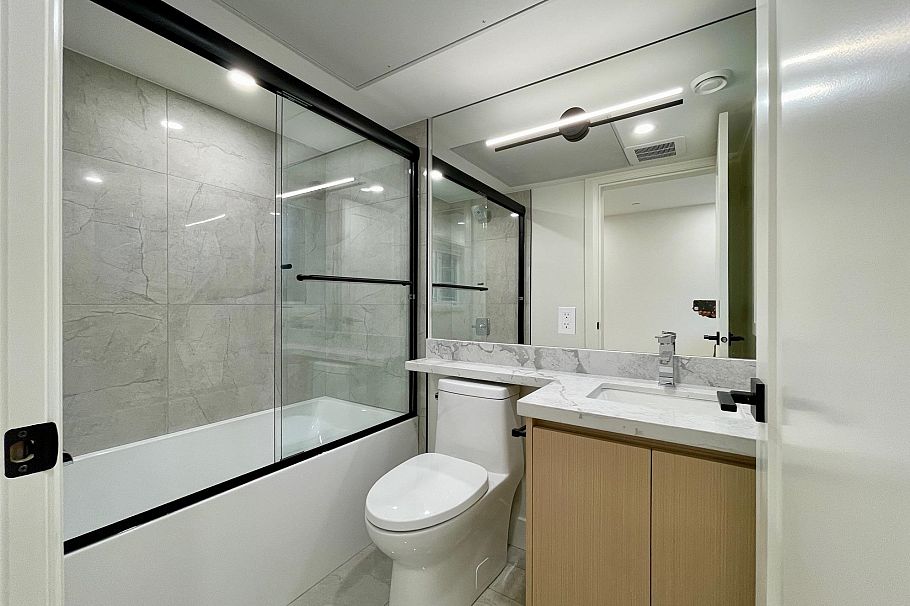 162 E 43rd Avenue Vancouver, BC - 9