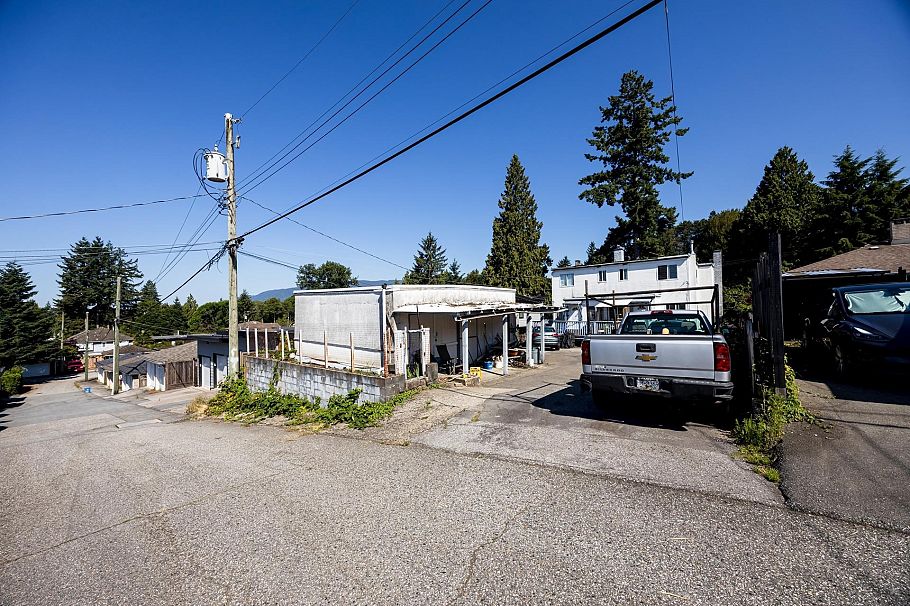 227-229 W 19th Street North Vancouver, BC - 24