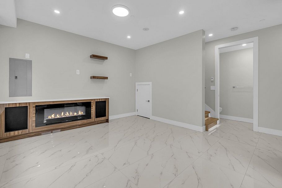 4325 Kamloops Street Vancouver, BC - 5