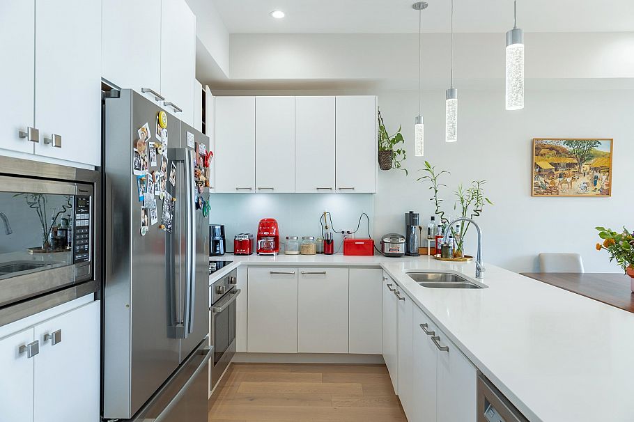 205 1591 Bowser Avenue North Vancouver, BC - 2