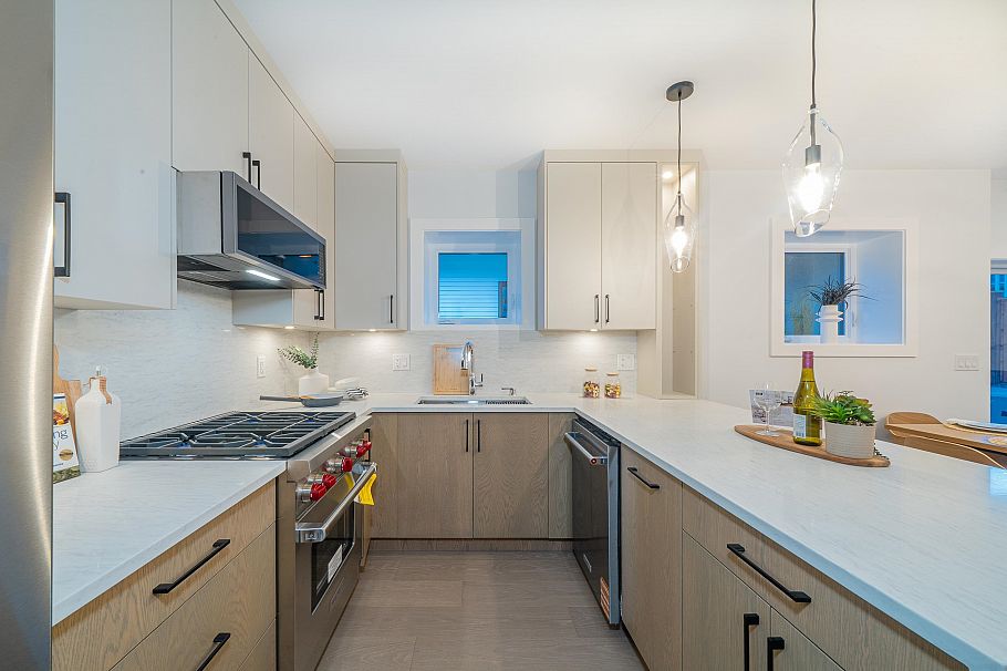 A 2735 W 8th Avenue Vancouver, BC - 8