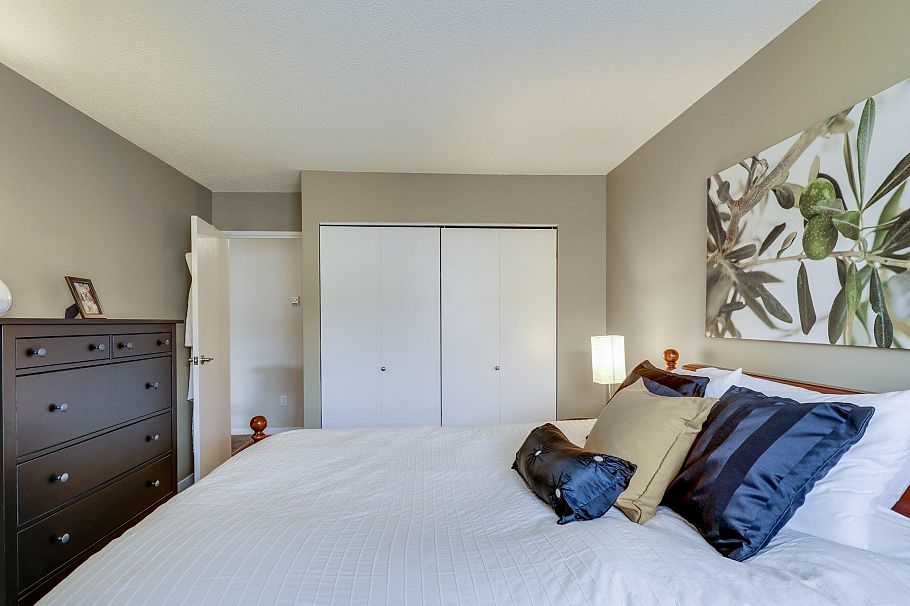 302 330 E 1st Street North Vancouver, BC - 16