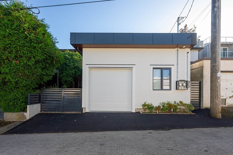 3711 W 24th Avenue Vancouver, BC - 40