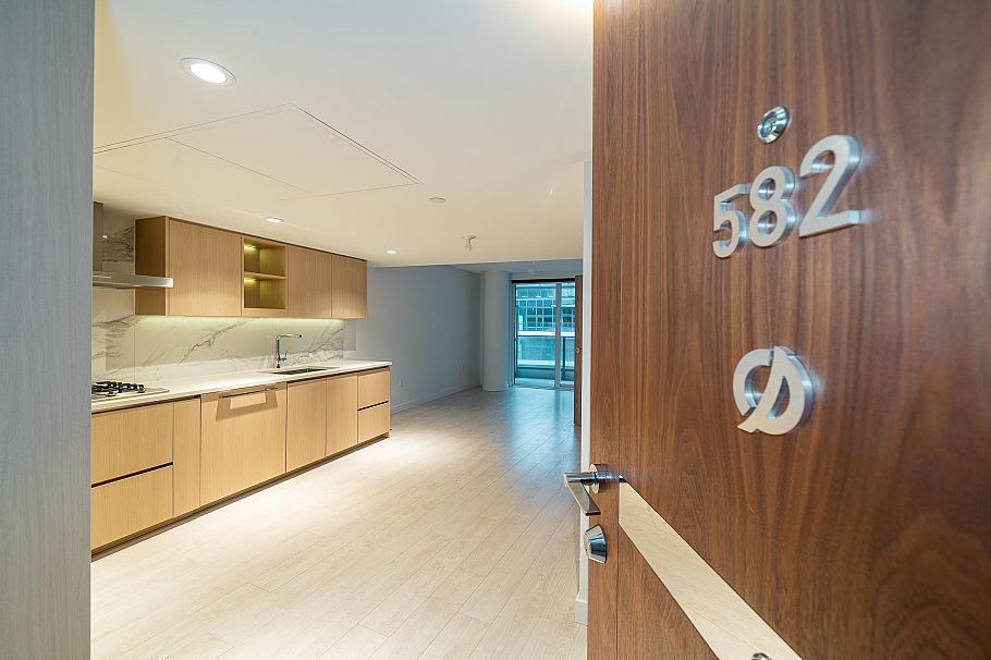 582 8608 Hazelbridge Way Richmond, BC - 5