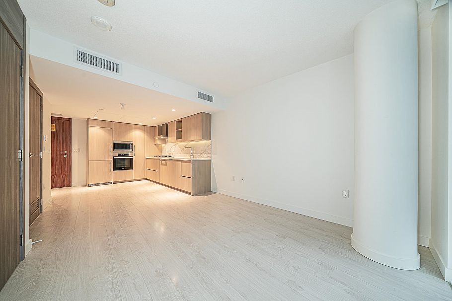 582 8608 Hazelbridge Way Richmond, BC - 10