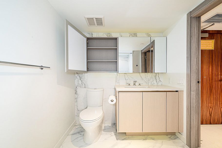 582 8608 Hazelbridge Way Richmond, BC - 27