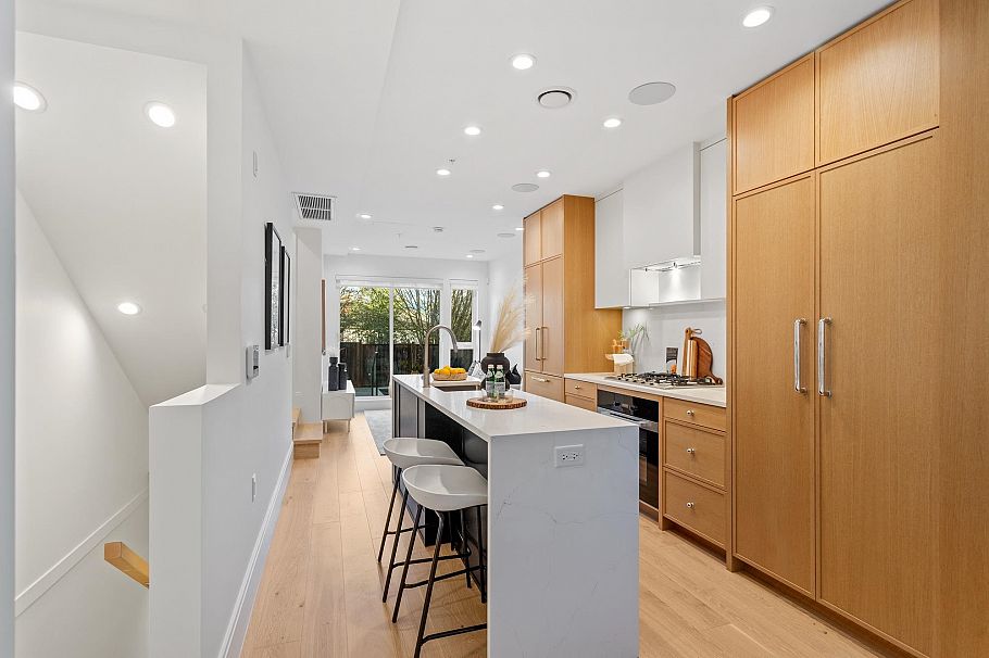 577 W 26th Avenue Vancouver, BC - 9