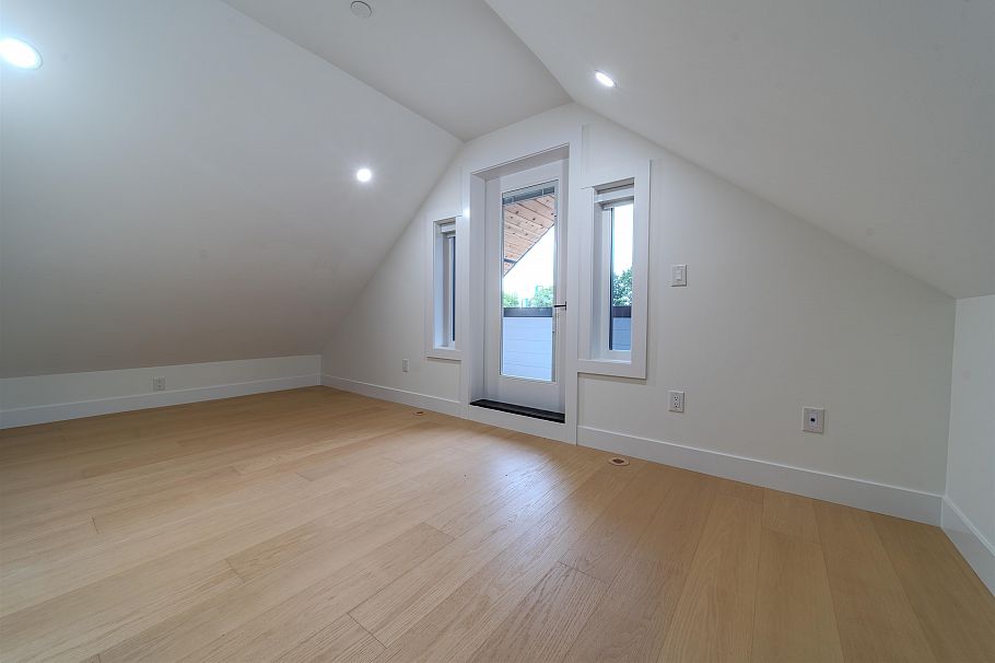 2 3576 E Pender Street Vancouver, BC - 31