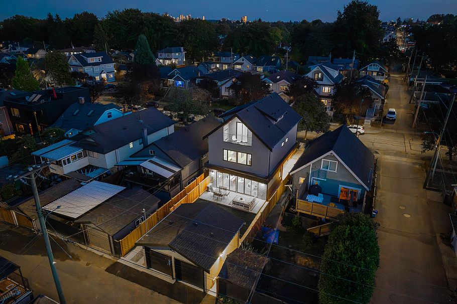 2 2435 Napier Street Vancouver, BC - 20