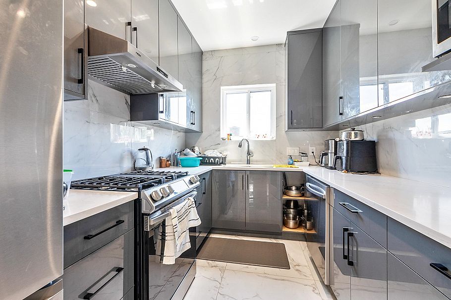 8007 Bradley Avenue Burnaby, BC - 14