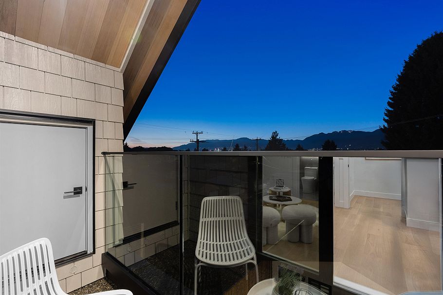 2 2435 Napier Street Vancouver, BC - 17