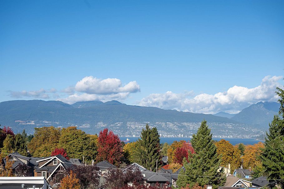 3711 W 24th Avenue Vancouver, BC - 3