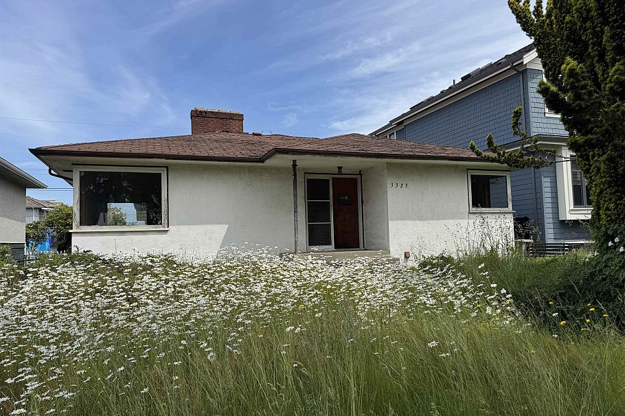 3325 E 49th Avenue Vancouver, BC - 1