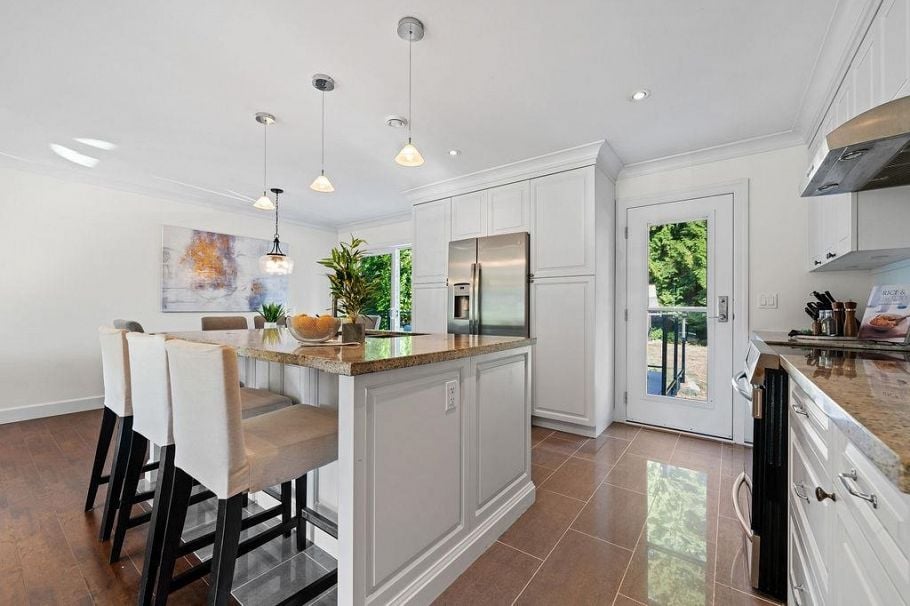 814 Plymouth Drive North Vancouver, BC - 19