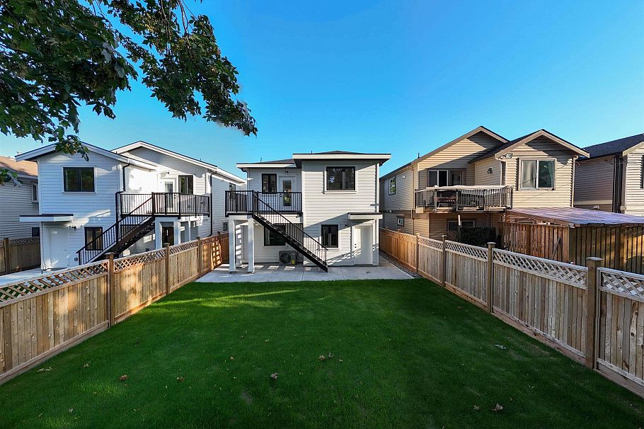 1330 W 15th Street North Vancouver, BC - 18