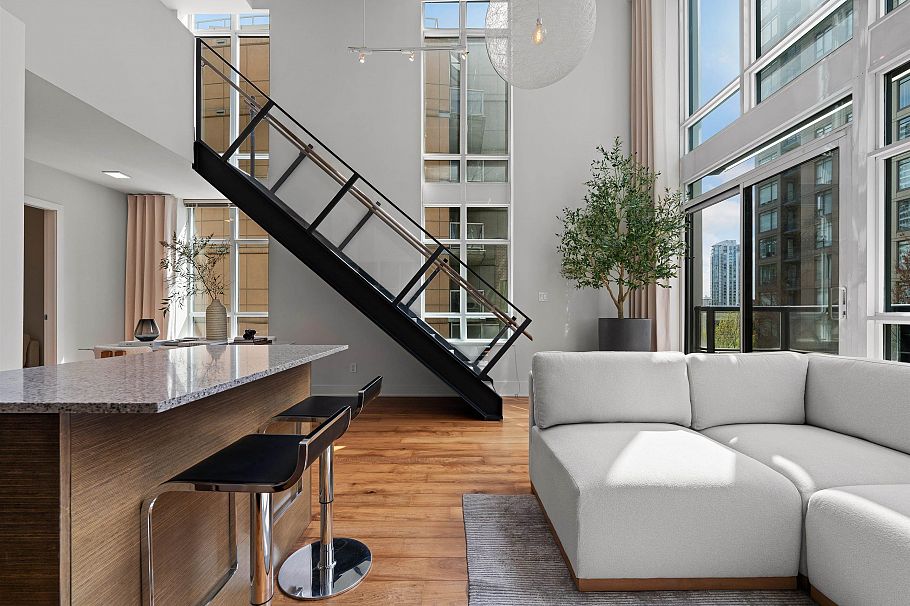 403 988 Richards Street Vancouver, BC - 1