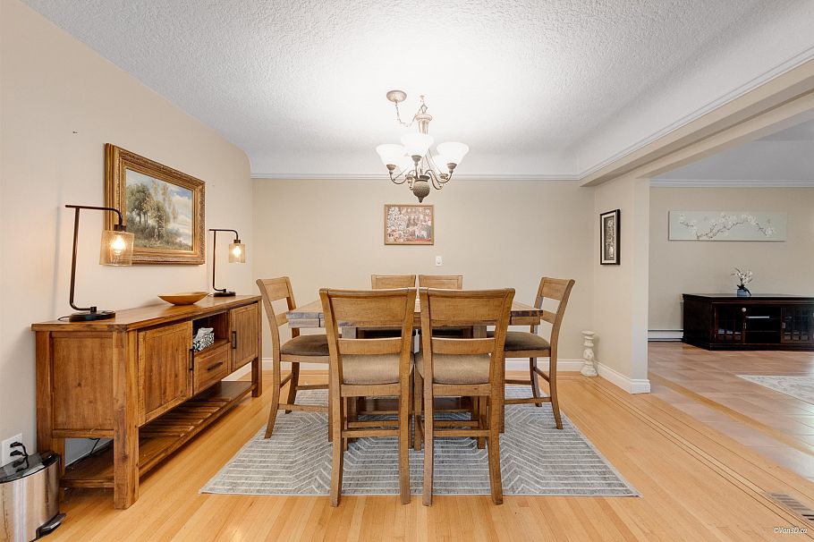 2706 Edgemont Boulevard North Vancouver, BC - 2