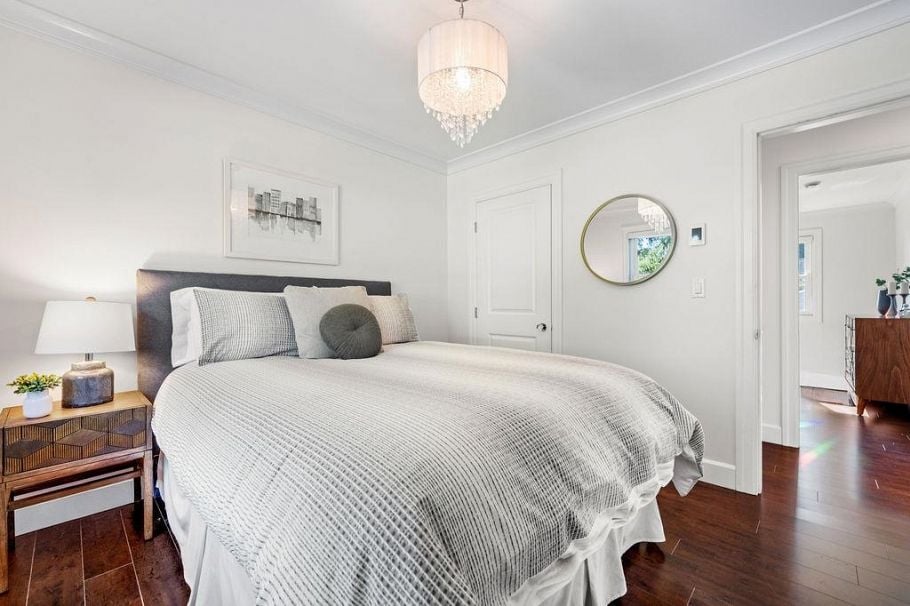 814 Plymouth Drive North Vancouver, BC - 24