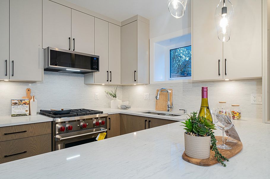 A 2735 W 8th Avenue Vancouver, BC - 7